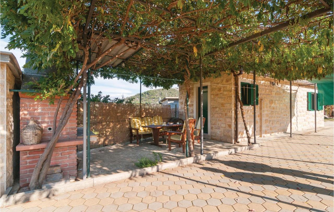1 Bedroom Awesome Home In Postira Εξωτερικό φωτογραφία